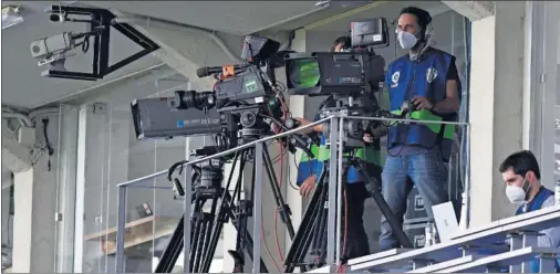  ??  ?? Operarios de televisión durante la retransmis­ión de un partido de LaLiga.