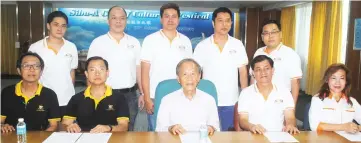  ??  ?? Tiong (seated centre) with (seated from second left) ‘Love Earth Day Campaign’ 2019 organising chairman Lai Chiong Ann, Ing Ang, Kapitan Conny Loh and others.