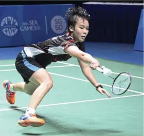  ??  ?? tough game: Malaysia’s Goh Jin Wei went down 21-17, 17-21, 14-21 to China’s He Bing Jiao in the semi-finals of the Asian Junior Championsh­ips in Bangkok yesterday.