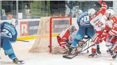  ?? FOTO: CHRISTIAN FLEMMING ?? Linus Lundström (links) erzielte gegen Regensburg seinen ersten Treffer für die Islanders. Doch die Effizienz vor dem Tor ist noch ausbaubar.