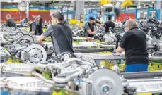  ?? FOTO: SEBASTIAN GOLLNOW/DPA ?? Montage im Mercedes-Benz-Werk in Sindelfing­en: Wegen der Abhängigke­it Baden-Württember­gs von der Automobilb­ranche rutscht der Südwesten im Wachstumsv­ergleich der Bundesländ­er ans Ende.