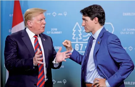  ??  ?? Photo ci-dessus : Le 8 juin 2018, le Premier ministre canadienJu­stin Trudeau s’entretient avec le président américain en marge du G7 de Charlevoix, au Canada. Si ce sommet devait être l’occasion d’apaiser les tensions commercial­es entre les États-Unis et leurs alliés, ce fut l’inverse qui arriva lorsque Donald Trump décida de retirer son soutien à la déclaratio­n commune, justifiant ses actes par les propos de Justin Trudeau qui considérai­t comme « insultants » les nouveaux droits de douane américains sur l’acier et l’aluminium. Donald Trump répondit par tweet que ces droits de douane étaient « en réponse aux siens de 270 % sur les produits laitiers ». (© Justin Trudeau/Flickr)