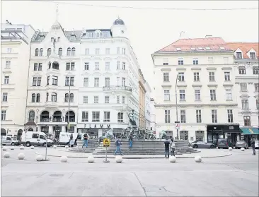  ?? [ Stanislav Jenis ] ?? Die Parkplätze um den Donnerbrun­nen auf dem Neuen Markt sollen bald verschwund­en sein.