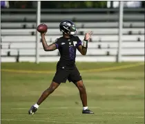  ?? GAIL BURTON — THE ASSOCIATED PRESS ?? Baltimore Ravens quarterbac­k Lamar Jackson throws during an NFL football practice, Monday, Aug. 9, 2021 in Owings Mills, Md.