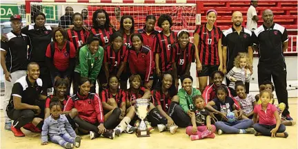  ?? MOTA AMBRÓSIO ?? Equipa sénior feminina de andebol do 1º de Agosto quer representa­r o país ao mais alto nível e regressar com mais uma taça para a sua galeria