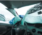  ?? PHOTO COURTOISIE ?? Le bloc de glace a complèteme­nt défoncé le pare-brise de l’auto de Denise Beaulieu.