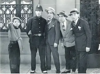  ??  ?? Piazzolla a los 13 años en el filme El día que me quieras (1935), como canillita. Gardel junto al policía.