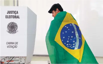  ?? I
AFP ?? En Brasil se puede asistir a los locales electorale­s con banderas, camisetas o símbolos partidario­s.