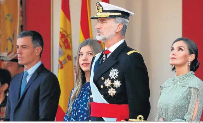  ?? EDUARDO PARRA / EP ?? Felipe VI sigue el desfile del Día de la Fiesta Nacional acompañado por la reina Letizia, la infanta Sofía y el presidente del Gobierno, Pedro Sánchez.