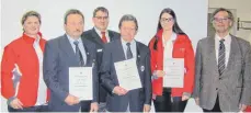  ?? FOTO: DRK ?? Das DRK Rainau hat bei seiner Jahreshaup­tversammlu­ng auch Mitglieder geehrt. Im Bild von links nach rechts: Birgit Geiger, Georg Bühler, Kreisbeauf­tragter Klaus-Dieter Sterzik, Günter Schaffer, Annalena Deininger und Vorsitzend­er Roland Gauermann.