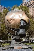  ?? Fotos: dpa ?? Fritz Koenigs „Sphere“überstand be schädigt den Einsturz des World Trade Centers.