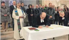  ?? ARCHIVFOTO: MARIA ANNA BLÖCHINGER ?? Unterzeich­nung der Ravensburg­er Erklärung: Vertreter von evangelisc­her und katholisch­er Kirche luden sich gegenseiti­g zu Abendmahl und Kommunion ein.