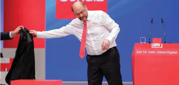  ?? Foto: dpa/ Kay Nietfeld ?? »Ist das heiß hier!« Während seiner Rede legte Martin Schulz das Sakko ab. Kühler ist es danach nicht geworden.