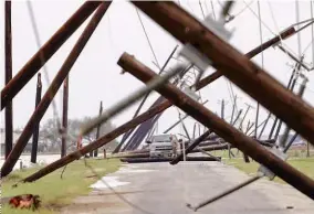  ??  ?? Fragilidad. Una casa rodante terminó de lado en Rockport, Texas, luego que Harvey entró a tierra cuando todavía era huracán.