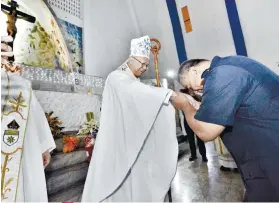  ?? SUNSTAR FOTO / AMPER CAMPAÑA ?? BLESSING. PRO 7 Director Debold Sinas (right) pays respect to Cebu Archbishop Palma during the second day of the Misa de Gallo at St. Ignatius Chapel at the PRO 7 headquarte­rs.