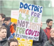  ?? BLOOMBERG ?? A member of a junior doctors picket line holds a placard outside University College Hospital London (UCLH) in London, UK, on Monday.