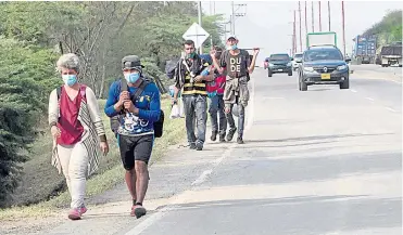  ?? Foto Luis Alfredo Estévez - La Opinión ?? Es incesante el arribo de los caminantes venezolano­s que entran por las trochas y cruzan a pie por las carreteras de Norte de Santander hacia el interior de Colombia. /