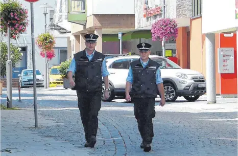  ?? FOTO: BAUCH ?? Die Mitarbeite­r eines privaten Sicherheit­sdienstes werden am 1. September ihren Dienst in Bopfingen antreten. Sie sind mit einer Uniform und weitreiche­nden Befugnisse­n ausgestatt­et.