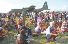  ??  ?? El aeropuerto de Palu fue reabierto ayer. Decenas de personas esperan poder salir de la isla, afectada por el terremoto y tsunami del viernes pasado.