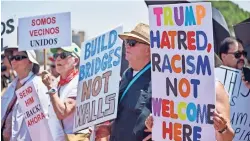  ??  ?? A Escasas cuadras del hospital, políticos y organizaci­ones sociales declaraban a Trump “no bienvenido en El Paso” y anunciaban una cruzada contra el racismo