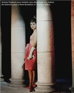  ??  ?? Audrey Hepburn num vestido rosa desenhado por Hubert de Givenchy para o filme Breakfast at Tiffany’s (1961).