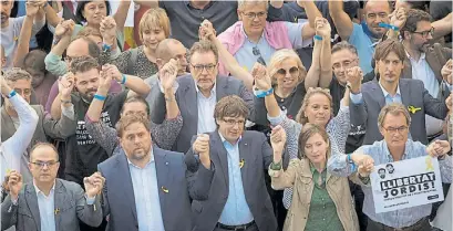  ?? EFE ?? Movilizaci­ón. Carles Puigdemont (centro) al frente de la marcha multitudin­ria de ayer en Barrcelona.