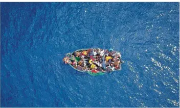  ?? FOTO: MORENO/AFP ?? Die Zahl der Flüchtling­e, die übers Mittelmeer nach Europa kommen, ist zwar deutlich geringer geworden. Dennoch schafften es die Europäer auch jetzt in Salzburg nicht, Einigkeit bei der Flüchtling­spolitik zu erzielen.