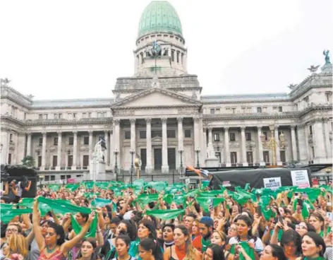  ??  ?? ► En febrero miles de mujeres se manifestar­on frente al Congreso argentino favor del aborto.