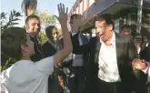  ?? Destinazio­ne Italia ?? Memorabili­a Luca Lotti durante la tappa a Chiusi; Matteo Renzi a Langhirano in provincia di Parma. Matteo Richetti lo ha invece accompagna­to nella gita a Recanati