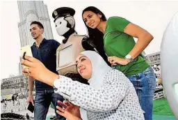  ??  ?? Das arabische Emirat Dubai „ gönnte“sich die ersten Roboter- Polizisten ihrer Art. Bis 2030 soll die Zahl der Robocops auf 25% der Belegschaf­t erhöht werden.