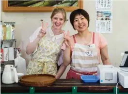  ?? FOTO: ESKIL ROLL ?? Norske Anne Stoltenber­g Johansen studerer japansk og guidet undertegne­de rundt på tesmaking.