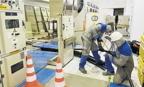  ?? JOSEFINA VILLARREAL Y CORTESÍA ?? Técnicos especializ­ados de Air-e durante trabajos de reparación dentro de la subestació­n 20 de Julio.