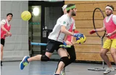  ?? Foto: Annette Zoepf ?? Mit „Besen“und Bällen: Augsburgs Quidditch Spieler im Training.