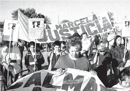  ?? ARCHIVO LA NUEVA. ?? Una de las numerosas marchas realizadas por familiares y amigos de la joven reclamando el esclarecim­iento del caso.