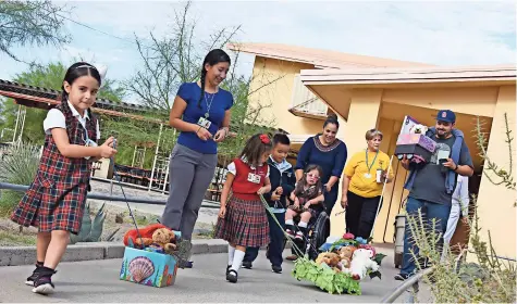  ??  ?? Realizan desfile en Academia Loretto, con muñecos de peluche