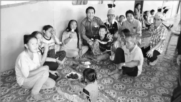  ??  ?? Dennis chats with residents of Long Lilim while enjoying their traditiona­l sago-based staple known as ‘linut’.