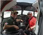  ??  ?? Blick ins Cockpit: Die Piloten Randy Schonemann und Eric Komberec (rechts)