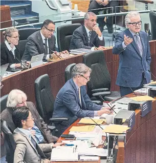 ?? ANDREW FRANCIS WALLACE PHOTOS TORONTO STAR ?? Councillor Mike Colle debates the budget, which will add $104 to the average tax bill of $3,020.
