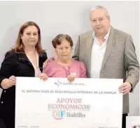  ?? ?? Obras. El alcalde José María Fraustro Siller y Beatriz Dávila entregaron apoyos.