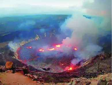  ?? REUTERS ?? El volcán Kilauea en la Isla Grande de Hawai, uno de los más activos del mundo, entró ayer en erupción