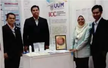  ??  ?? Dr Razamin (dua dari kanan) bersama produk Kit-tayammum pada ITEX 2018 .