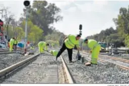  ?? JORGE DEL ÁGUILA ?? Operarios reparan un tramo de la vía Algeciras-Bobadilla.