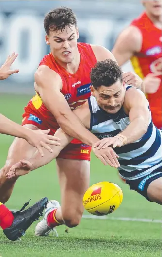  ?? Picture: MICHAEL KLEIN ?? Gold Coast’s Jack Bowes menaces Geelong’s Luke Dahlhaus.