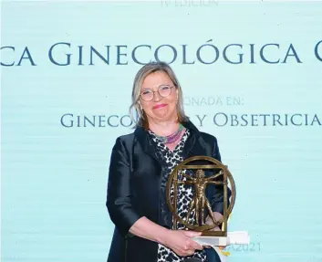  ??  ?? Carmen Gutiérrez Cecchini recoge el premio a la Clínica Ginecológi­ca