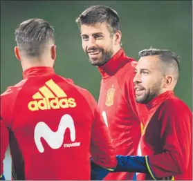  ?? FOTO: AP ?? Buen rollo Piqué bromea con Sergio Ramos y Alba en la sesión de ayer en Vaduz