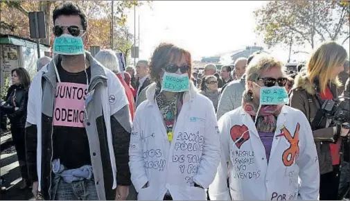  ?? EMILIA GUTIÉRREZ ?? Manifestac­ión de sanitarios contra la privatizac­ión de los hospitales