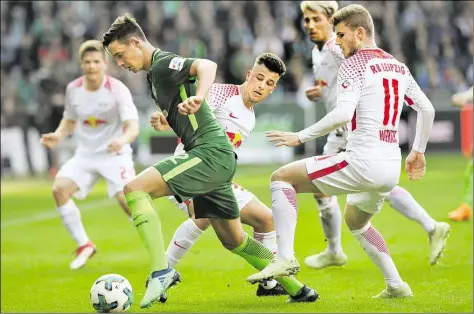  ?? DPA-BILD: JASPERSEN ?? Einzelkämp­fer: Werders Marco Friedl (grünes Trikot) sieht sich einer Übermacht von Leipzigern gegenüber.