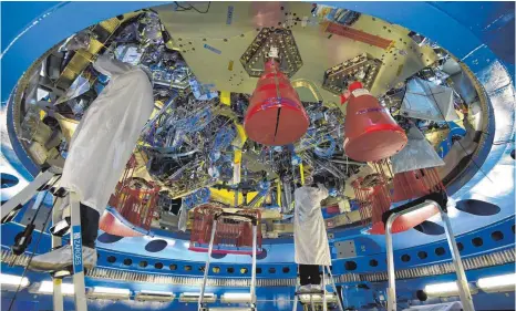  ?? FOTO: DPA ?? Ingenieure arbeiten bei Airbus in Bremen am Servicemod­ul für das US-Raumschiff Orion. Dieses soll Ende 2019 ins All fliegen. Das Servicemod­ul ist der Antrieb der Raumkapsel, es reguliert die Temperatur in ihrem Inneren und sorgt für Strom, Wasser und...