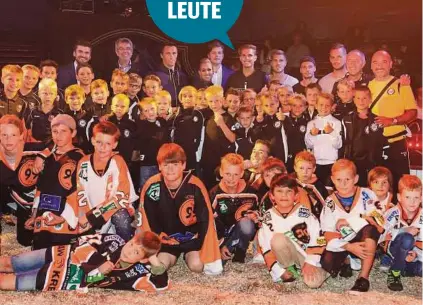  ??  ?? Sturm-Spieler genossen gemeinsam mit Sportlern der 99ers, des ATSE und des SV Gössendorf das Zirkusflai­r