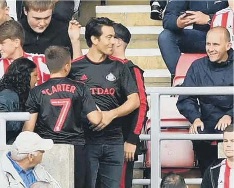  ??  ?? Sunderland fans with new director Juan Satori.